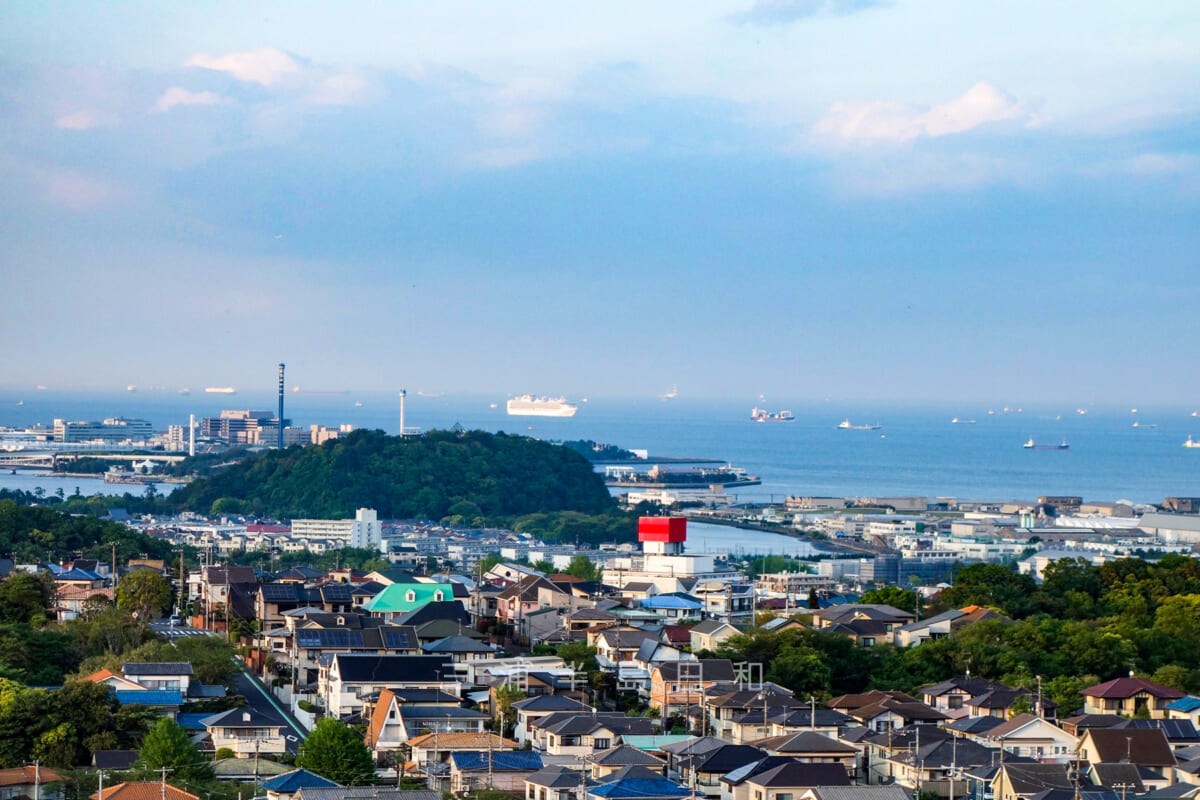 鷹取山・山頂より横浜方面（野島、八景島）を望む（撮影日：2015.04.29）