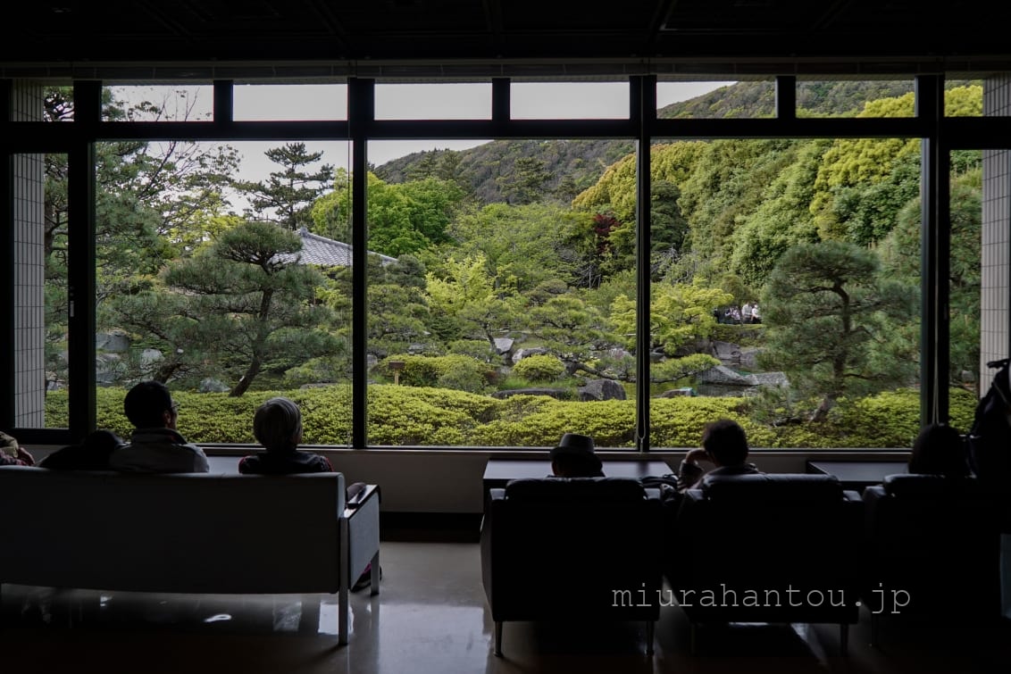 葉山しおさい博物館からしおさい公園の庭園を望む（撮影日：2019.04.28）