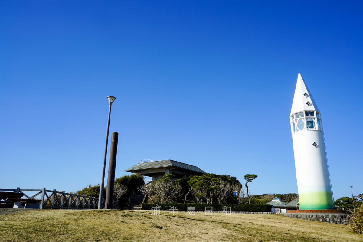 県立城ヶ島公園・ピクニック広場に建つ第一展望台と安房埼灯台(撮影日:2021.01.07)