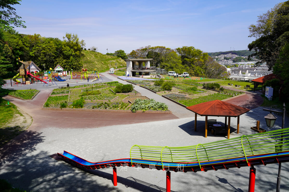 くりはま花の国・ハーブ園全景(撮影日:2019.04.20)