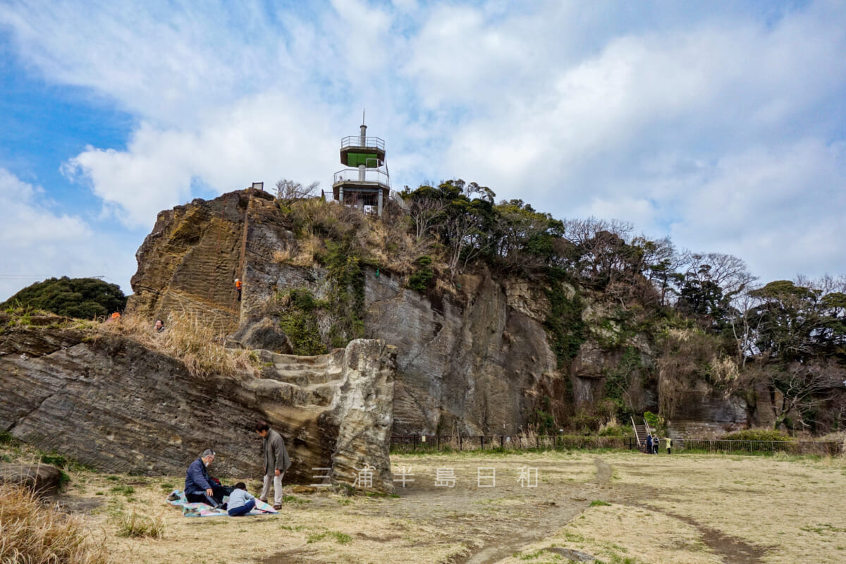 鷹取山・山頂付近の広場より展望台を望む（撮影日：2017.04.02）