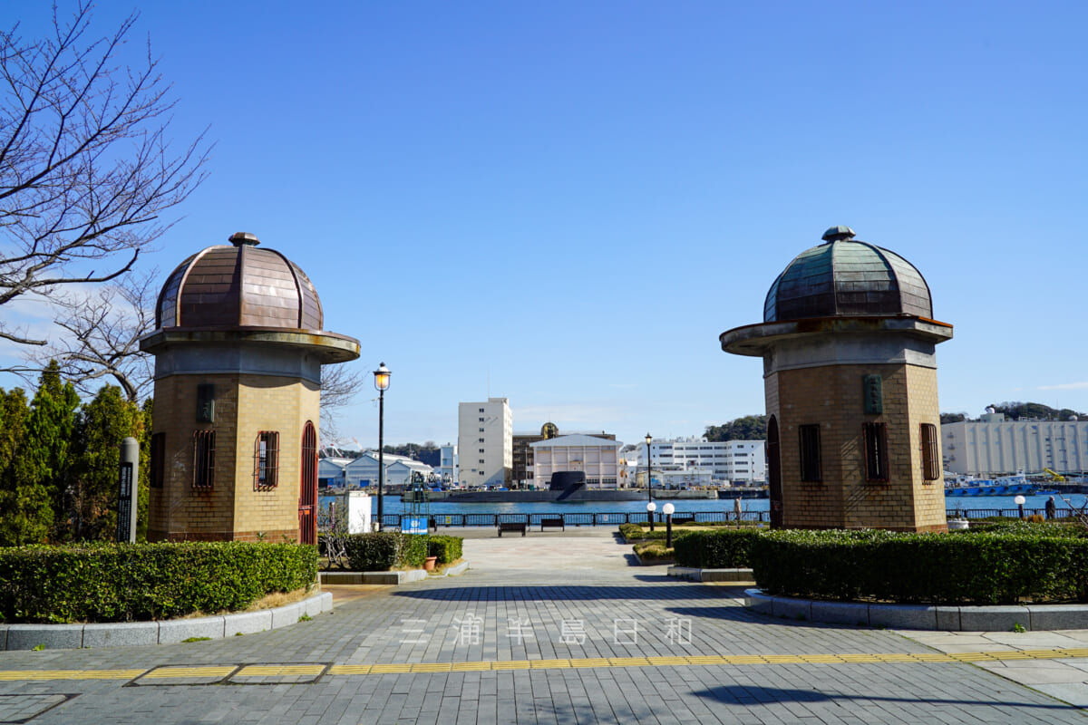 ヴェルニー公園・逸見波止場衛門跡と海上自衛隊の潜水艦(撮影日:2021.02.25)