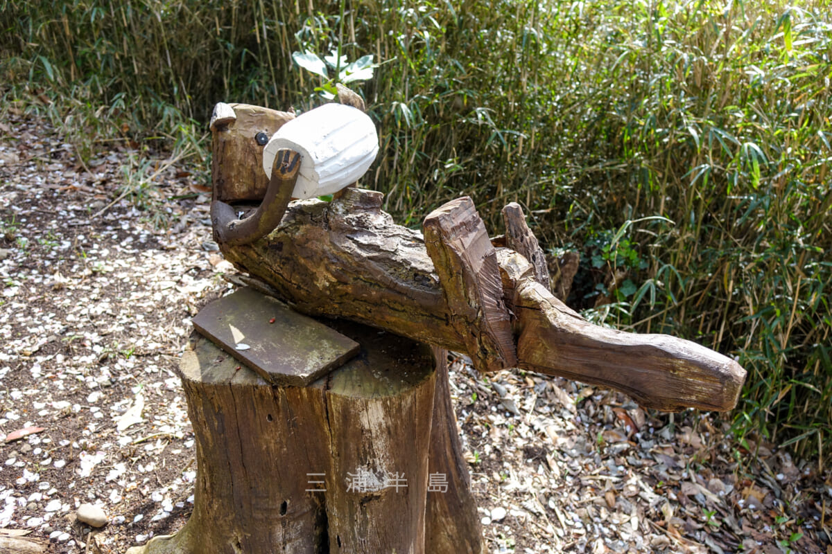 衣笠山公園・園内の随所に置かれている動物型のオブジェ（撮影日：2015.04.12）