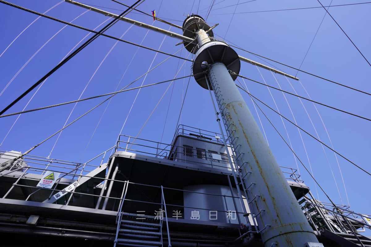 記念艦三笠・上甲板から艦橋とマストを見上げる(撮影日:2020.11.17)