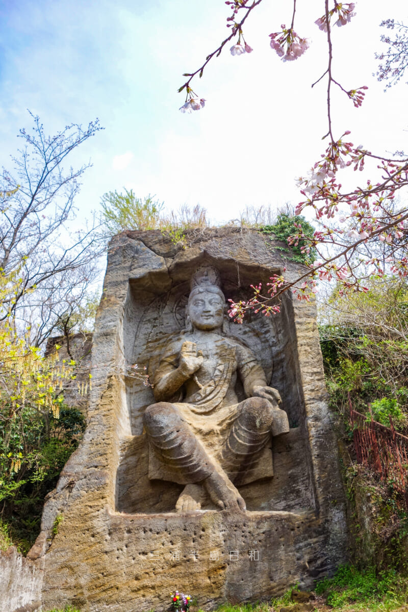 鷹取山・磨崖仏「弥勒菩薩尊像」(撮影日:2017.04.02)