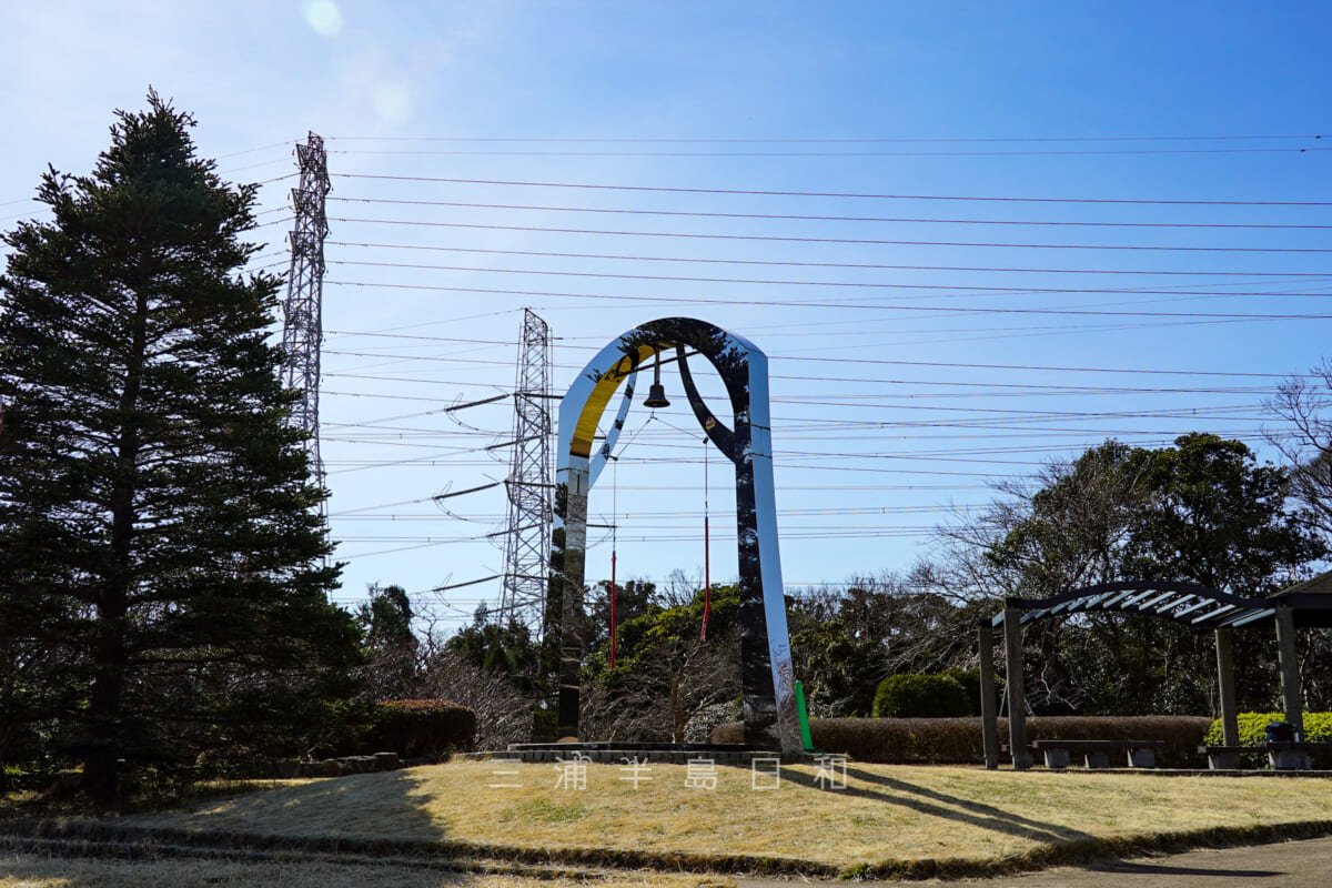 くりはま花の国・県木の広場の「愛の鐘」(撮影日:2021.02.10)
