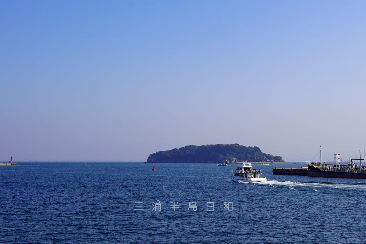 新三笠桟橋から猿島へ向かう船（撮影日：2020.11.17）