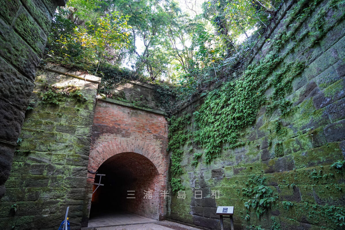 猿島・レンガ造りのトンネル南側入口（撮影日：2020.11.17）