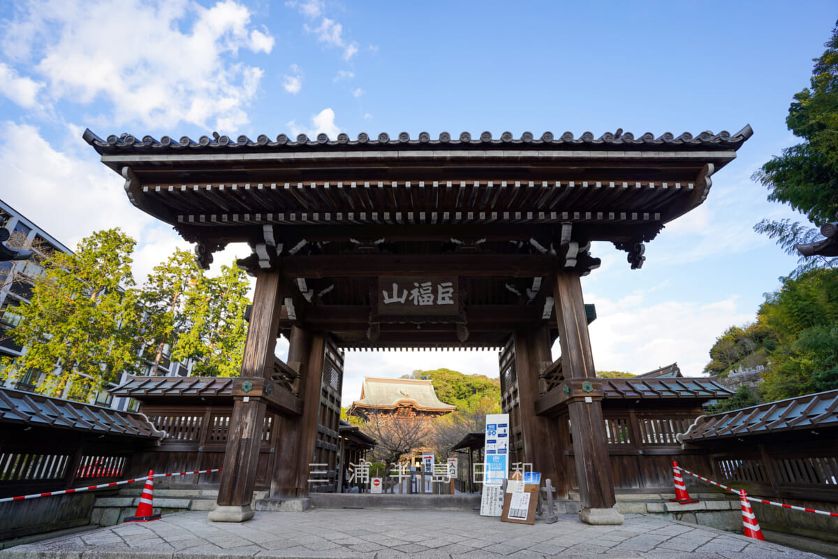 建長寺・総門を正面から望む（撮影日：2020.10.26）