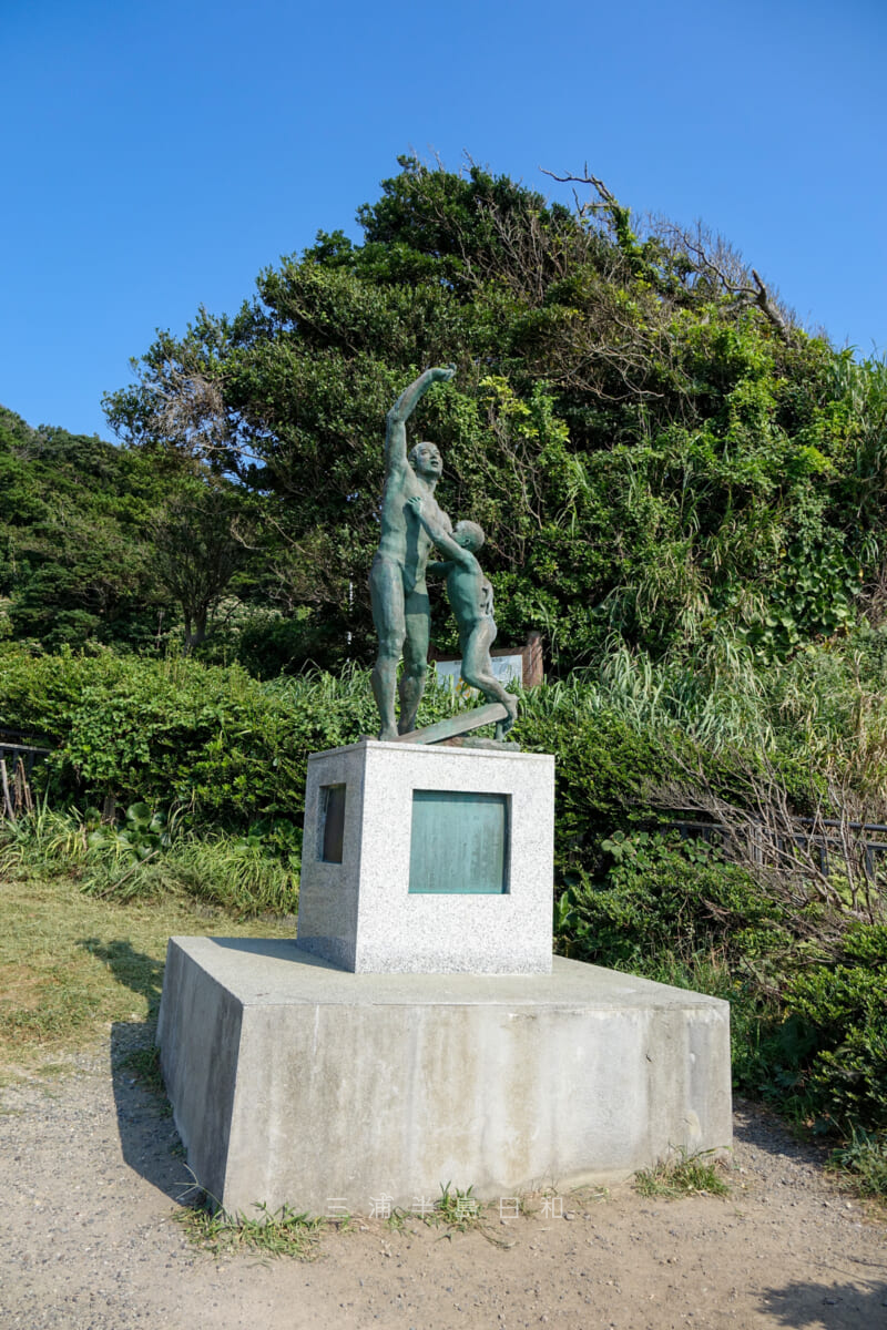 稲村ケ崎公園(鎌倉海浜公園稲村ガ崎地区)・逗子開成中学校ボート部七里ヶ浜沖遭難事件の慰霊碑(撮影日:2020.08.25)