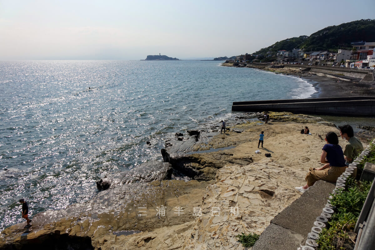 稲村ケ崎公園(鎌倉海浜公園稲村ガ崎地区)下の岩礁と七里ヶ浜(撮影日:2020.08.25)