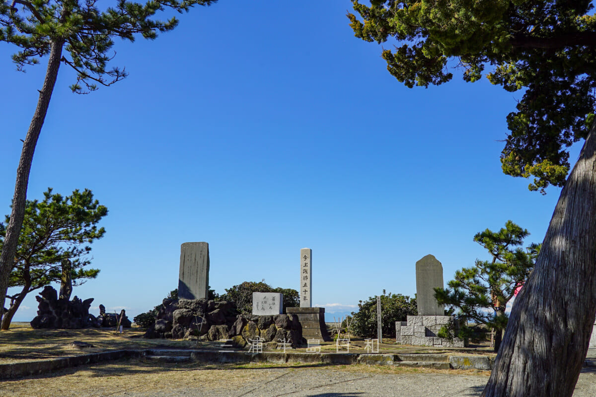 森戸大明神（森戸神社）・海沿いに立つ多数の記念碑（撮影日：2021.02.03）