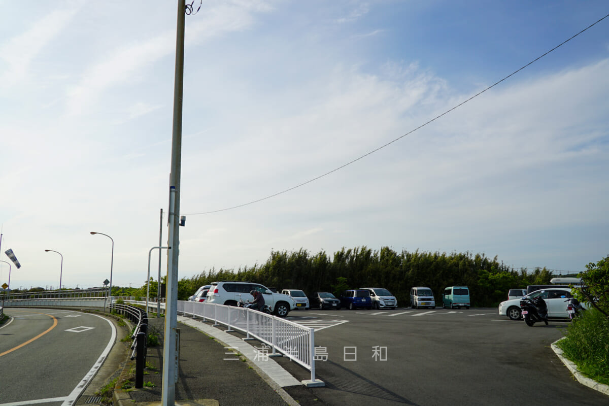 宮川公園・道路を挟んだ反対側にある駐車場(撮影日:2021.04.15)