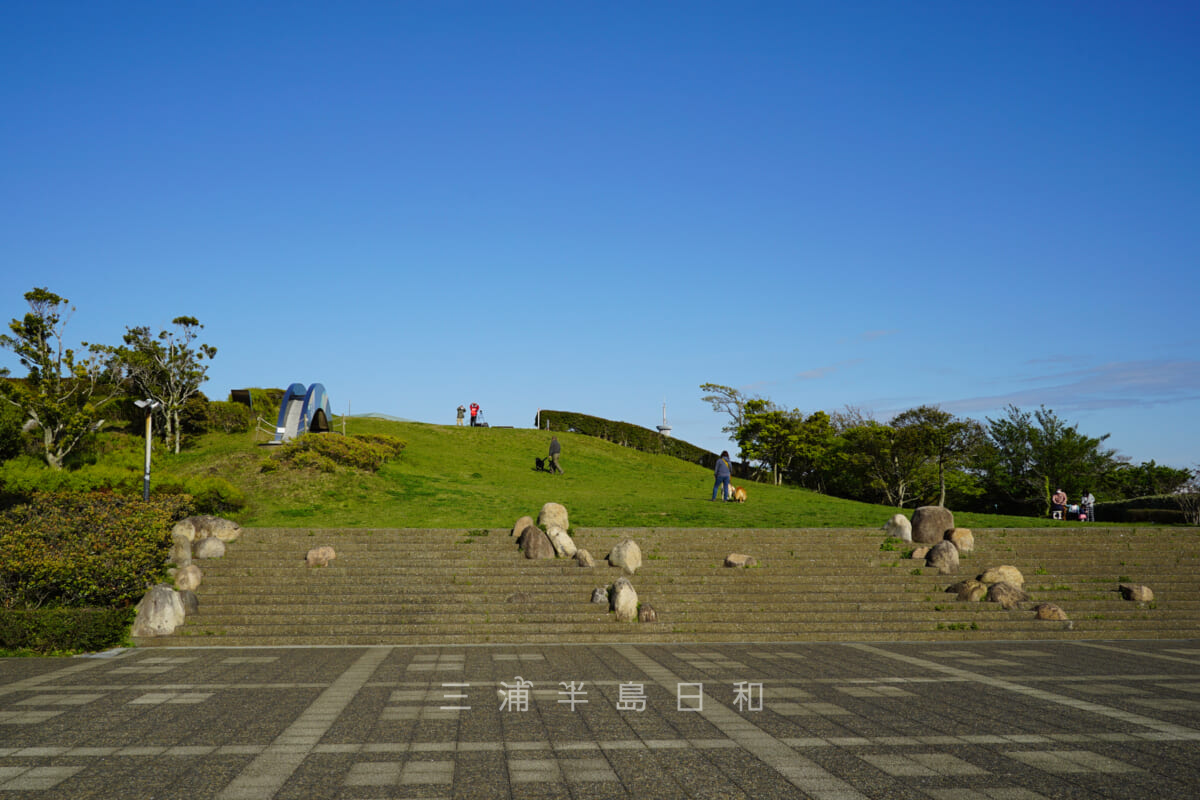 湘南国際村グリーンパーク・芝生の丘を下から見上げる（撮影日：2021.04.10）