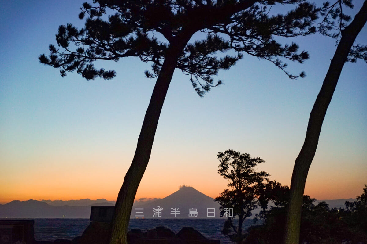 森戸の夕照（夕暮れ時の富士山）（撮影日：2021.02.16）