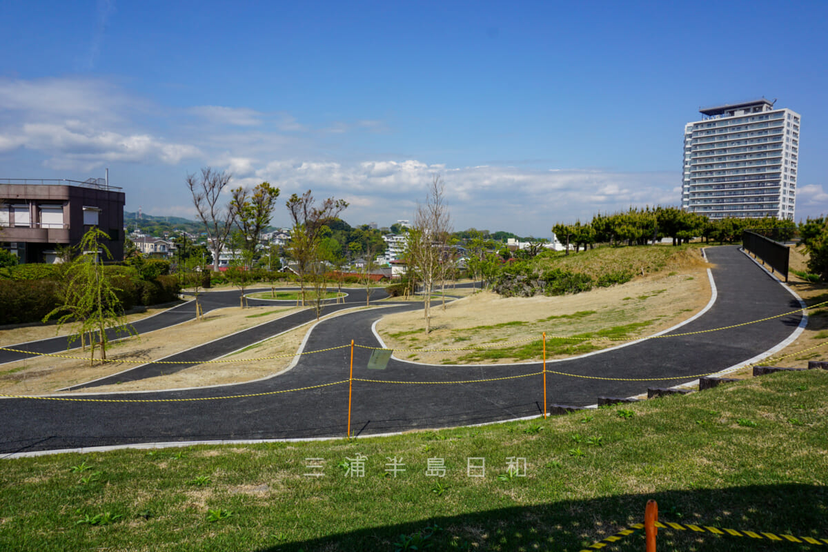 平和中央公園・平和モニュメントに続くスロープ（撮影日：2021.04.12）