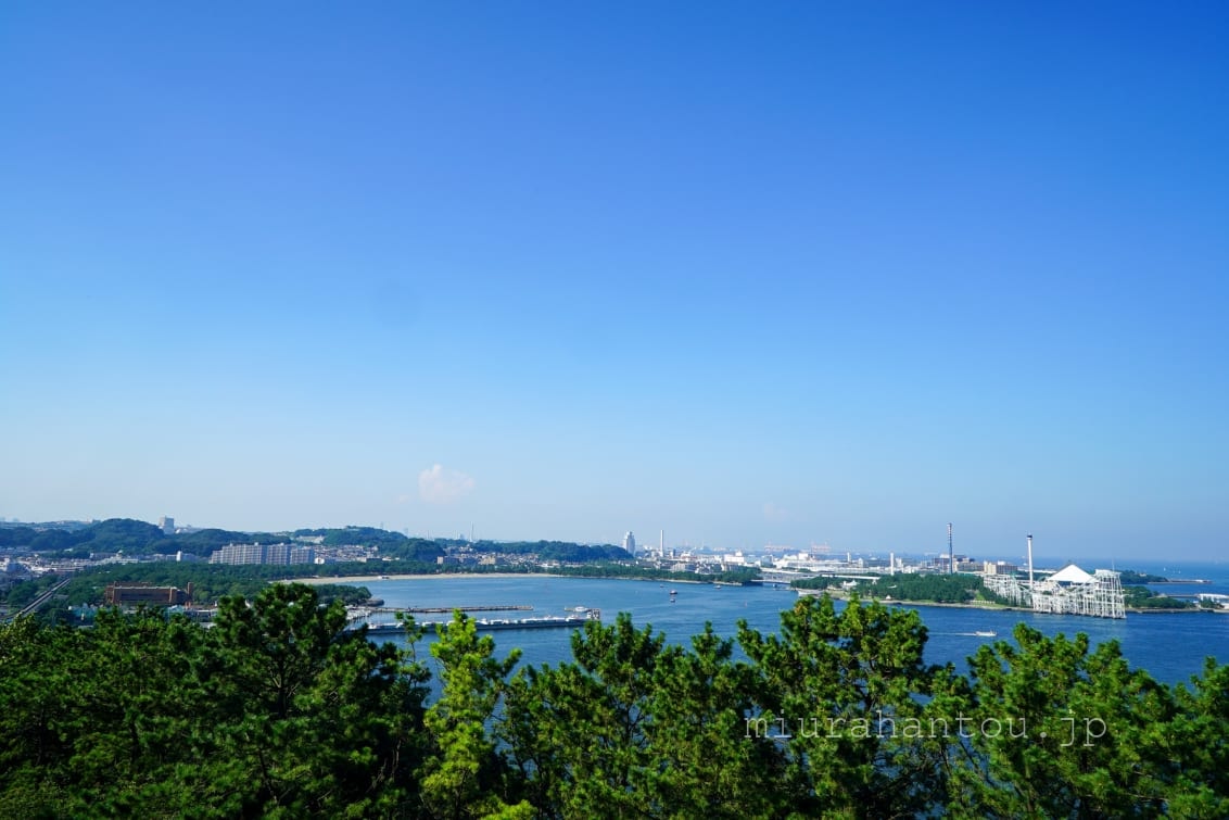 野島公園・展望台から北側の海の公園、八景島シーパラダイス方面を望む（撮影日：2020.08.15）