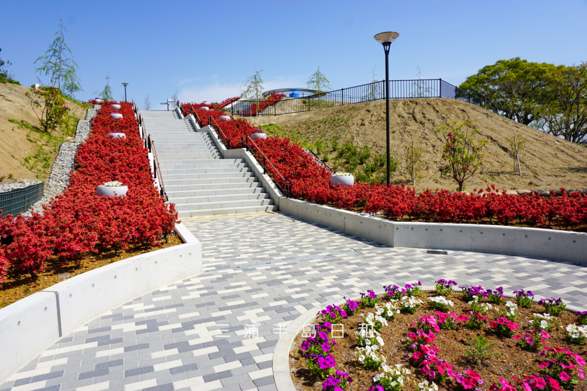 平和中央公園・横須賀市自然・人文博物館横から続く階段（撮影日：2021.04.12）