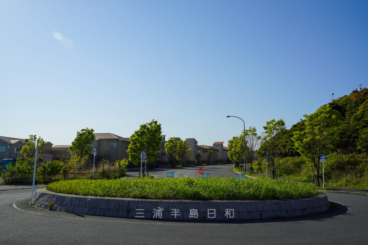 湘南国際村の仮設駐車場前のロータリー（撮影日：2021.04.10）