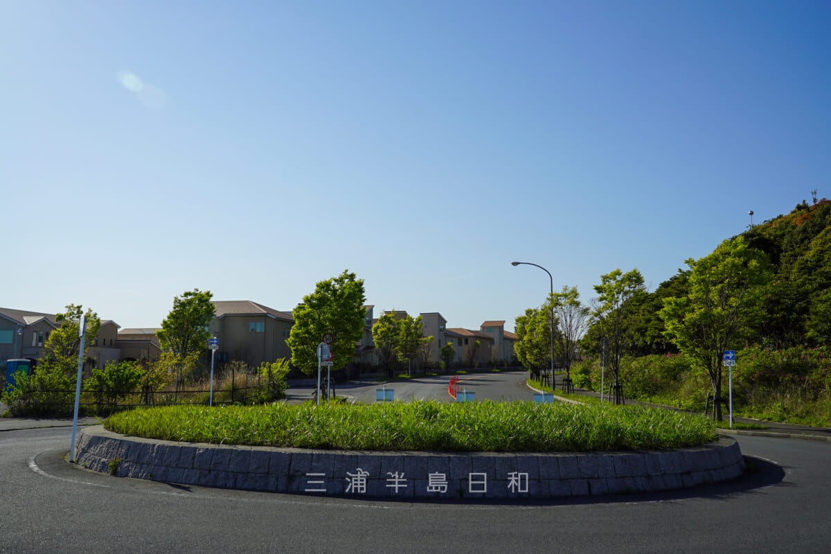 湘南国際村の仮設駐車場前のロータリー(撮影日:2021.04.10)