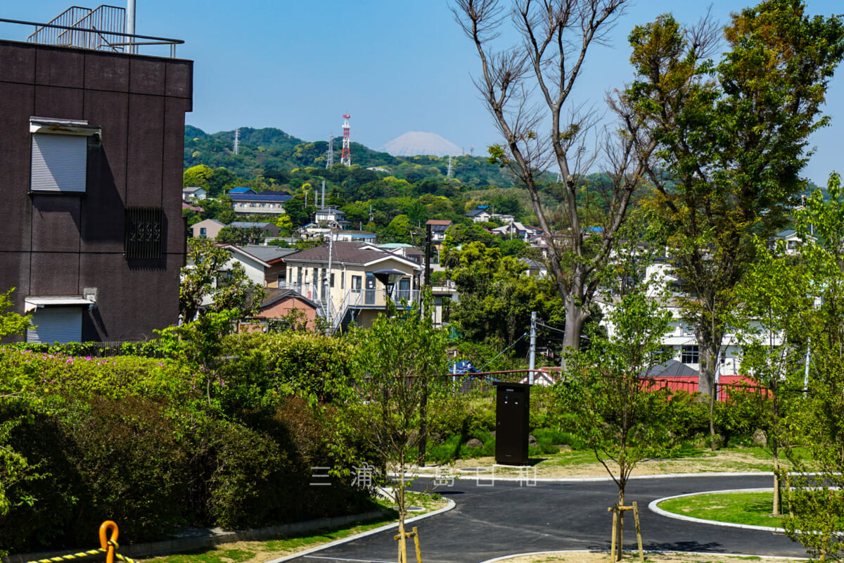 平和中央公園・平和モニュメントから富士山を望む（撮影日：2021.04.23）