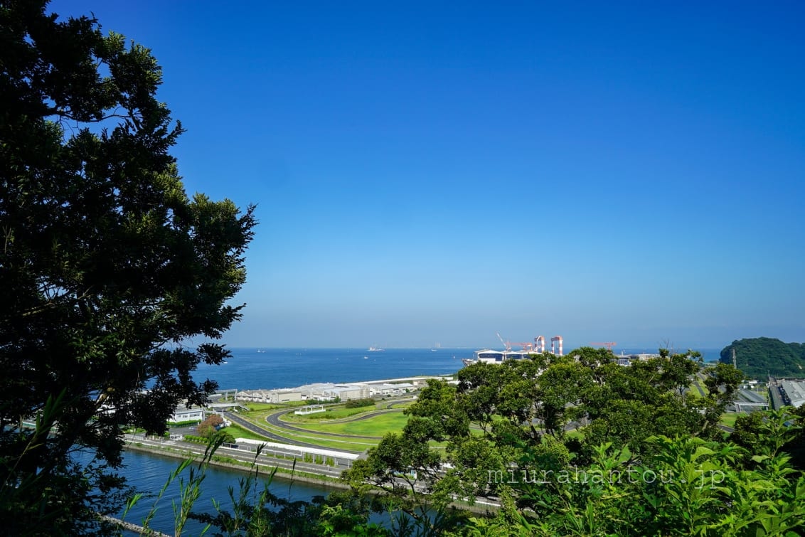 野島公園・展望台から東側の日産テストドライブコース「GRANDRIVE」方面を望む（撮影日：2020.08.15）