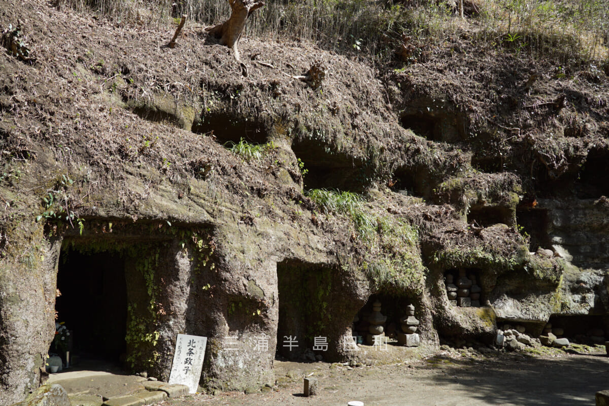 寿福寺・本堂(仏殿)裏のやぐら群(撮影日:2021.03.24)