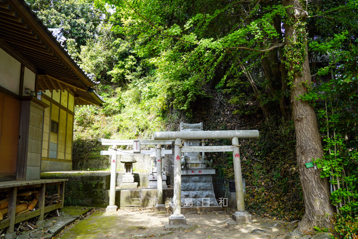 三浦富士・浅間神社境内に建つ稲荷神社（撮影日：2021.04.27）