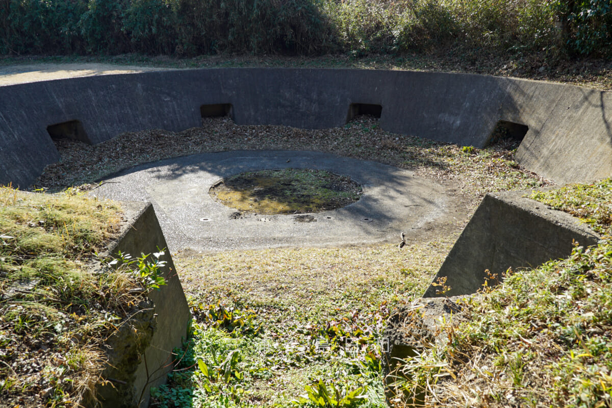砲台山・武山防空砲台(武山高角砲台)跡に降りる階段から望む(撮影日:2021.01.21)