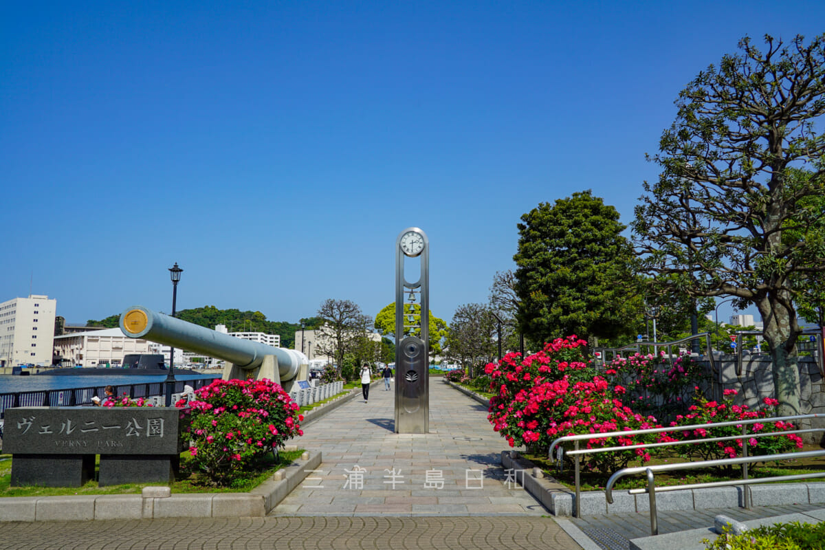 ヴェルニー公園・JR横須賀駅側の入口（撮影日：2021.05.10）