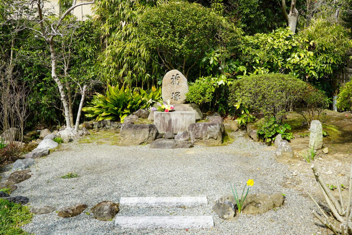 浄妙寺・本堂前の庭園脇にある花塚(撮影日:2021.03.16)