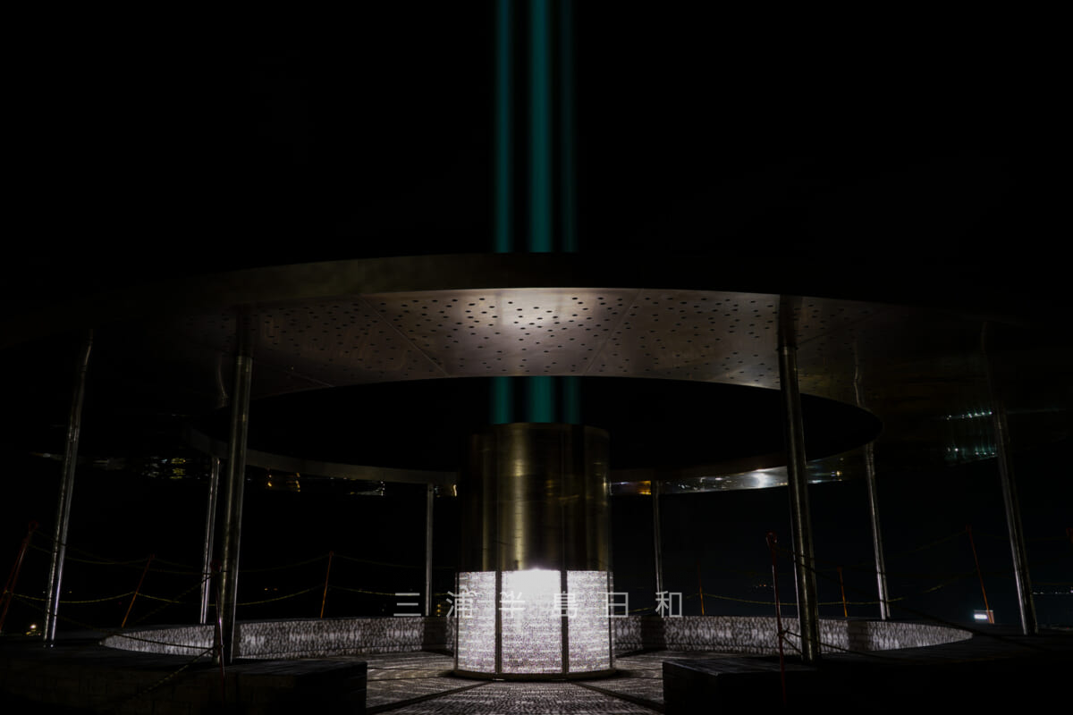 平和中央公園・夜間点灯中の平和モニュメント（撮影日：2021.05.01）