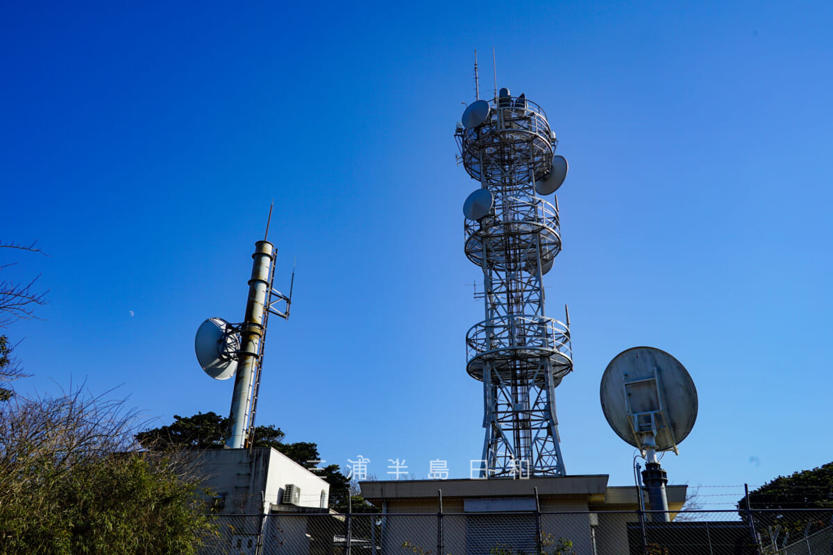 砲台山・武山高角砲台跡より海上保安庁武山受信所を見上げる(撮影日:2021.01.21)