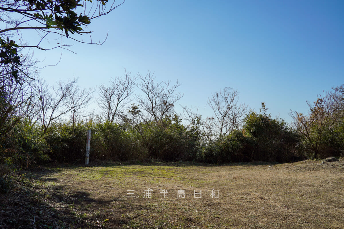 砲台山・山頂の海上保安庁武山受信所前の広場(撮影日:2021.01.21)