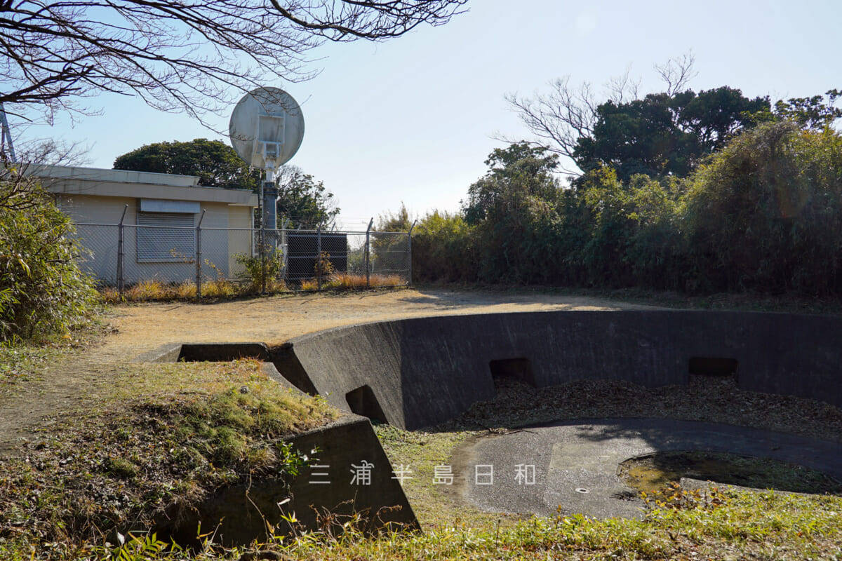 砲台山・山頂の武山防空砲台(武山高角砲台)跡と海上保安庁武山受信所(撮影日:2021.01.21)