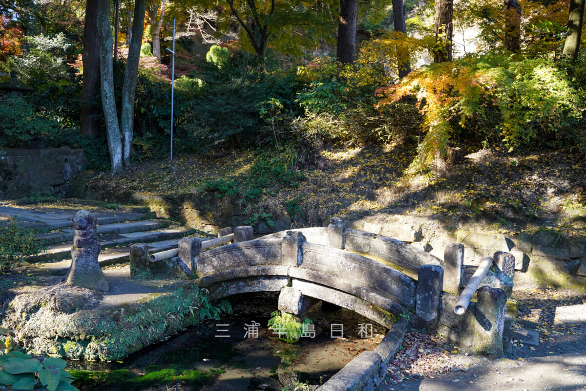 浄智寺・総門前の石橋（撮影日：2020.12.16）