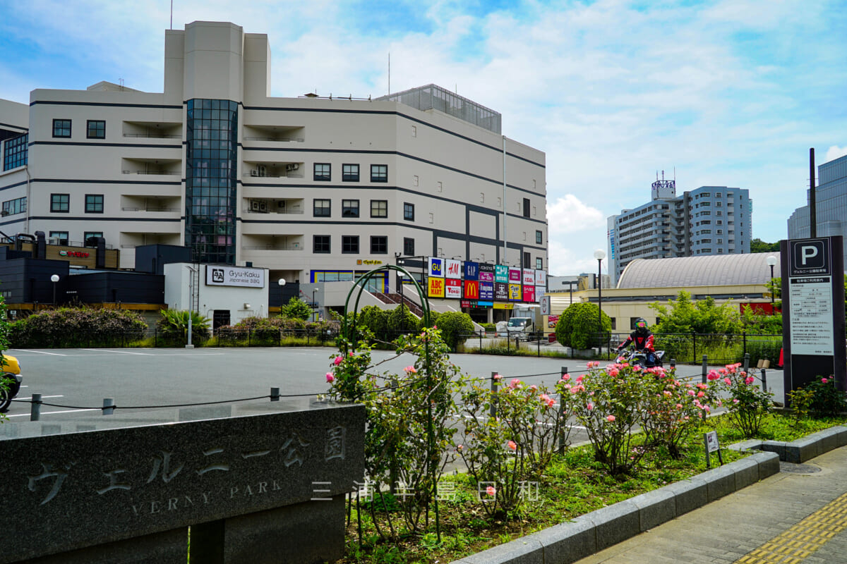 ヴェルニー公園・京急汐入駅側の入口近くにある駐車場（撮影日：2021.06.03）