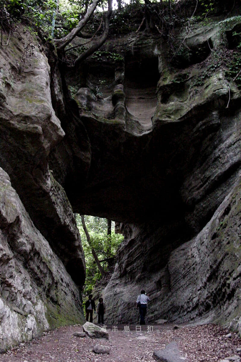 釈迦堂切通(大町釈迦堂口遺跡)・大町側の切通入口(撮影日:2000.05.06)