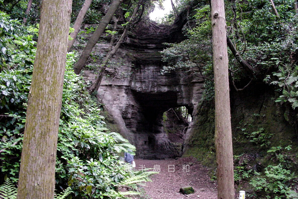 釈迦堂切通(大町釈迦堂口遺跡)・浄明寺側の切通入口付近(撮影日:2000.05.06)