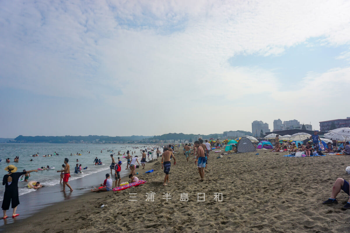 三浦海岸・海水浴客で賑わう砂浜を津久井浜側から望む（撮影日：2019.08.18）