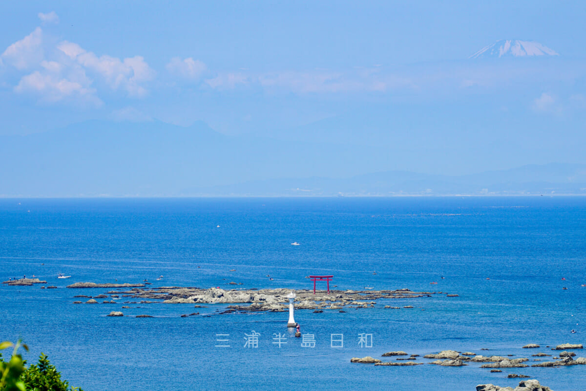 葉山灯台（裕次郎灯台）と名島（菜島）・あじさい公園から望む（撮影日：2021.06.01）