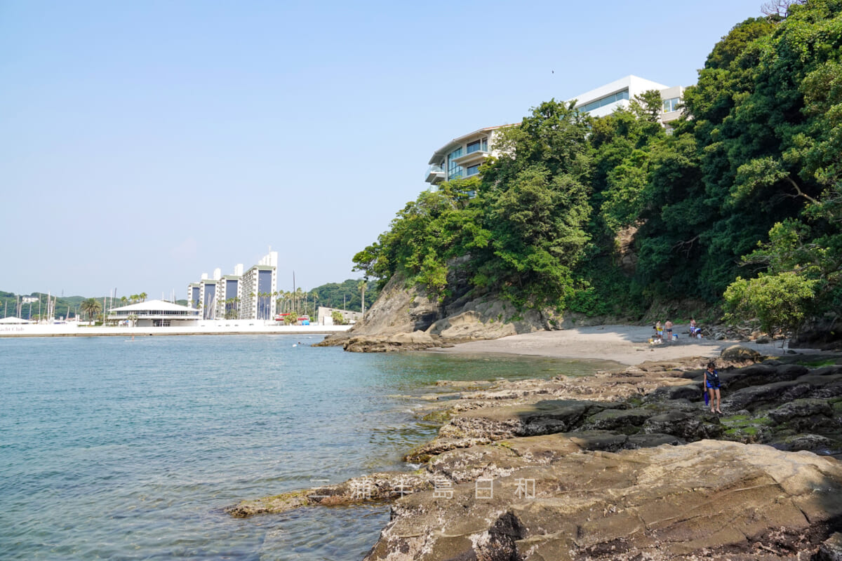 横堀海岸・東側の砂浜、リビエラシーボニアマリーナ方面を望む(撮影日:2018.08.03)