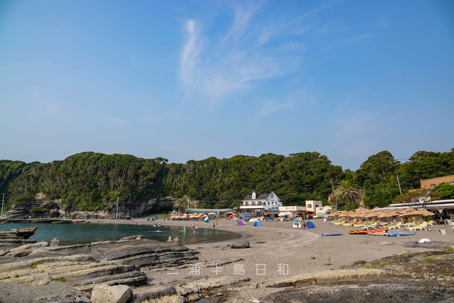 荒井浜海岸(荒井浜海水浴場)| 日本の水浴場88選に選ばれた三浦道寸ゆかりのビーチ