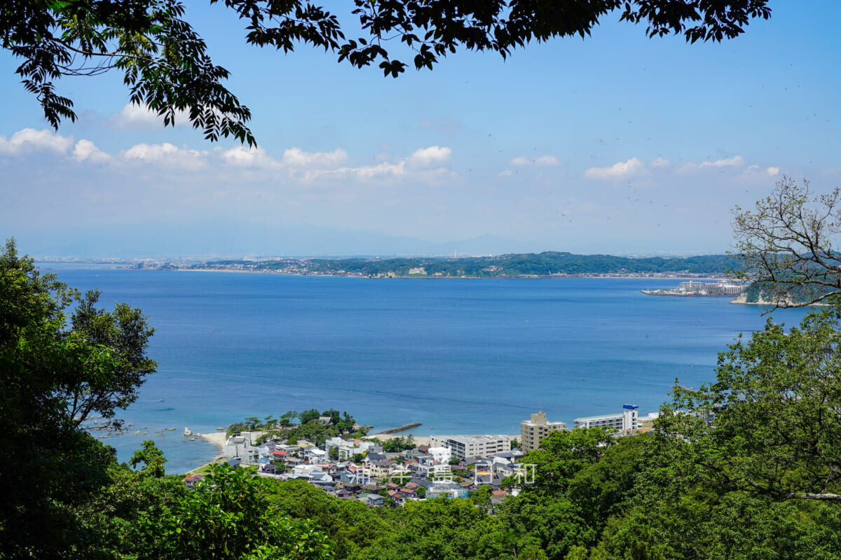 県立はやま三ヶ岡山緑地・山頂広場からの森戸海岸方面の眺望（撮影日：2021.06.01）