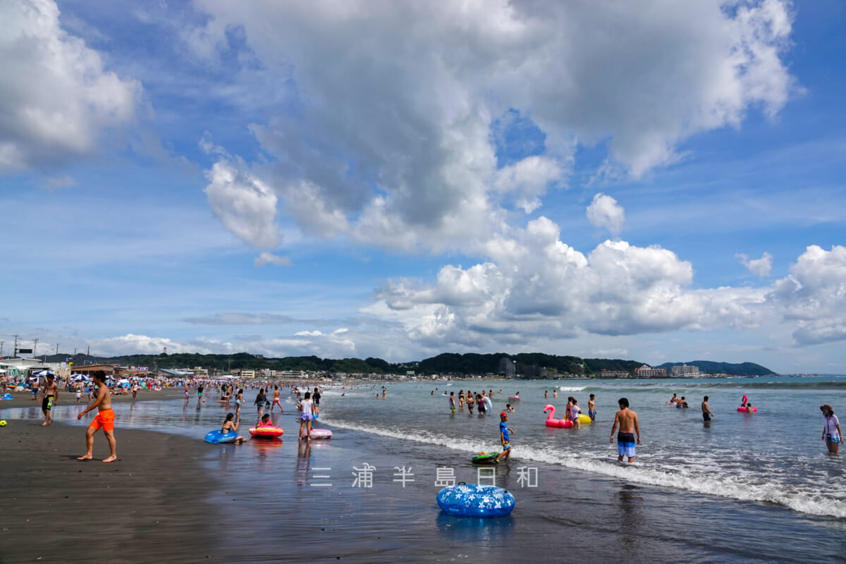 由比ヶ浜・海水浴客で賑わう海岸（撮影日：2019.08.12）