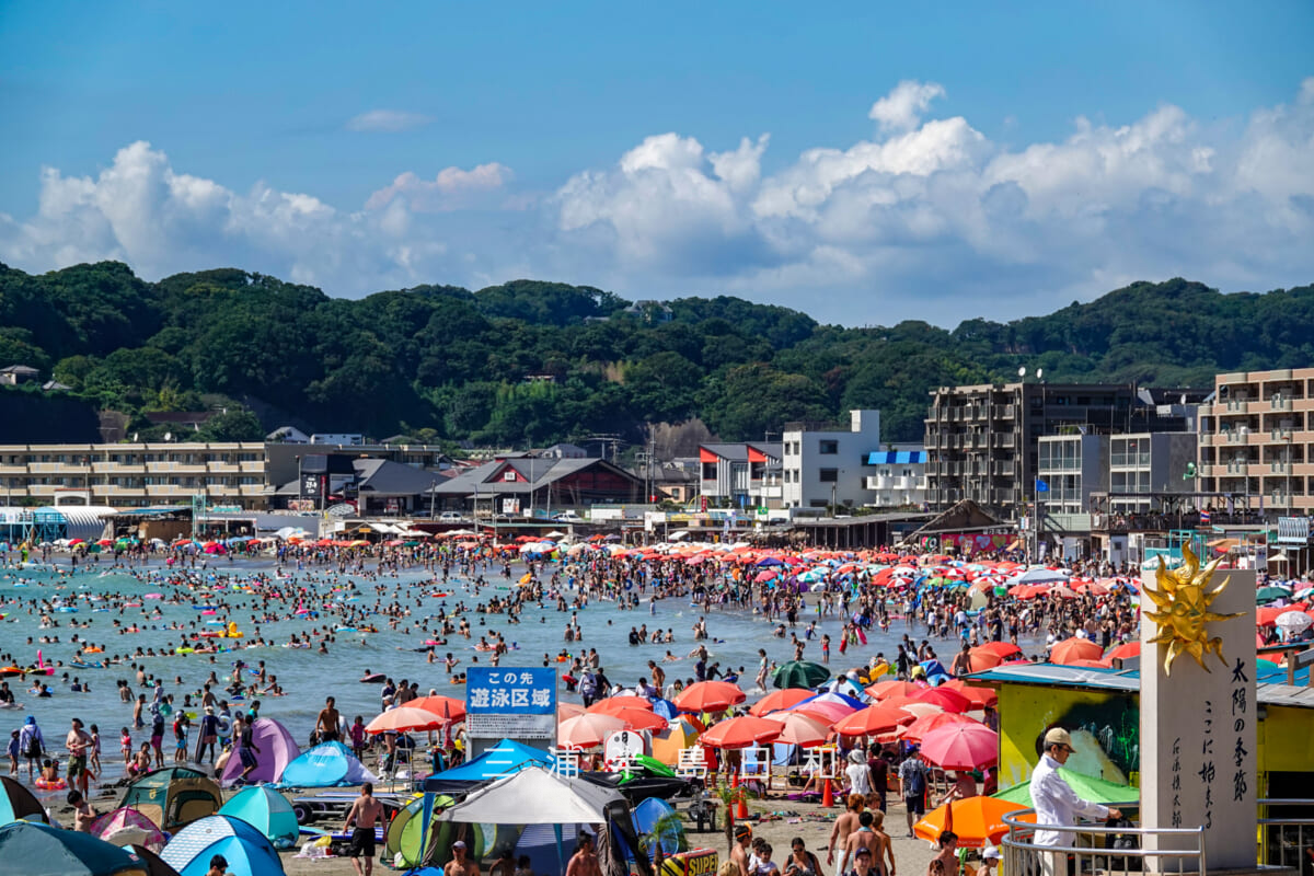 逗子海岸・海水浴客で賑わう海岸（撮影日：2019.08.11）