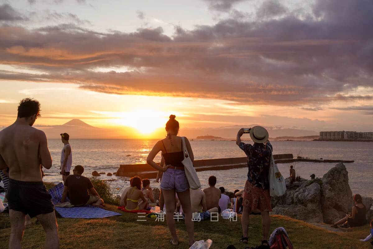 一色海岸・小磯の鼻から夕陽を眺める人たち（撮影日：2019.08.11）
