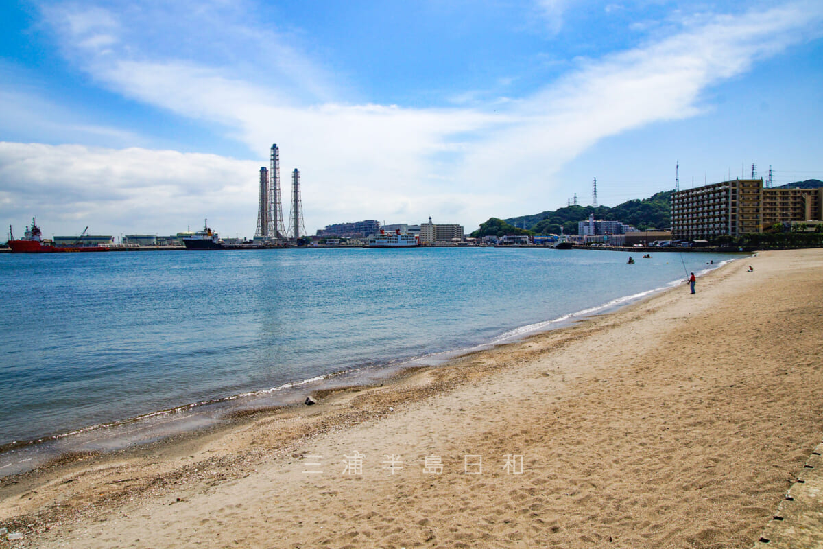 みなとオアシス「ペリー久里浜」・久里浜海岸の開国橋付近から久里浜港方面を望む(撮影日:2014.09.03)