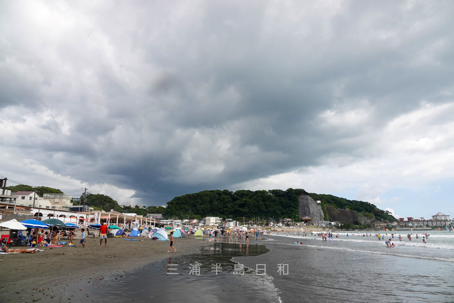 【材木座海岸】和賀江嶋と江の島を望む鎌倉を代表するビーチの一つ