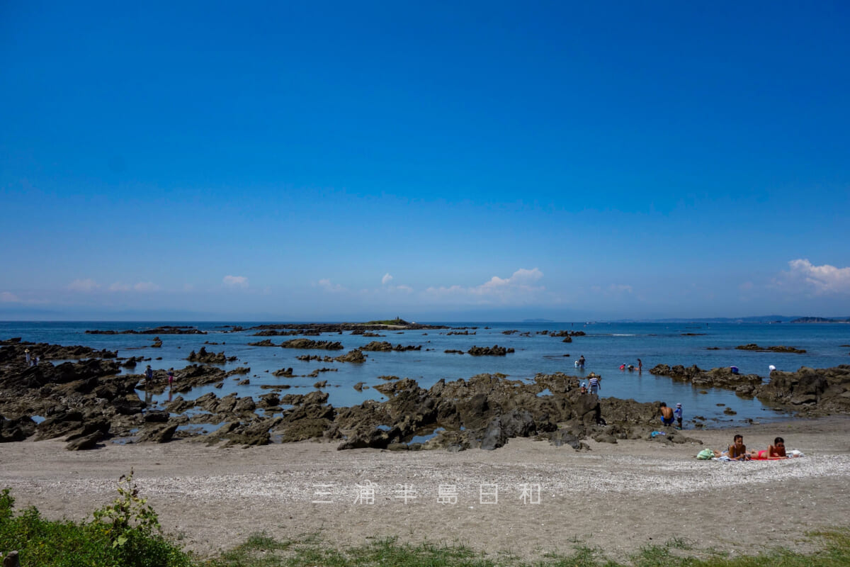 天神島臨海自然教育園・岩礁に囲まれた小さな砂浜（撮影日：2016.08.06）